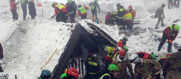 Разбор завалов после схода лавины в Италии Разбор завалов после схода лавины в Италии - Sputnik Беларусь