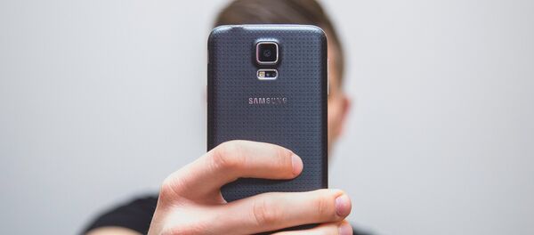 Блогер со смартфоном - Sputnik Беларусь