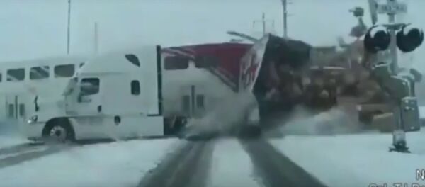 Поезд врезался в грузовик FedEx в США: кадры инцидента - Sputnik Беларусь