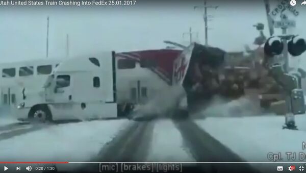 Поезд врезался в грузовик FedEx в США: кадры инцидента - Sputnik Беларусь
