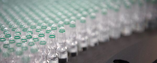 Ампулы с лекарственными препаратами на конвейере, архивное фото - Sputnik Беларусь