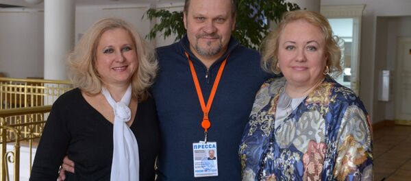 Дочь Марина Мулявина и белорусский музыковед Ольга Брилон с ведущим радио Sputnik Беларусь Вячеславом Шараповым - Sputnik Беларусь