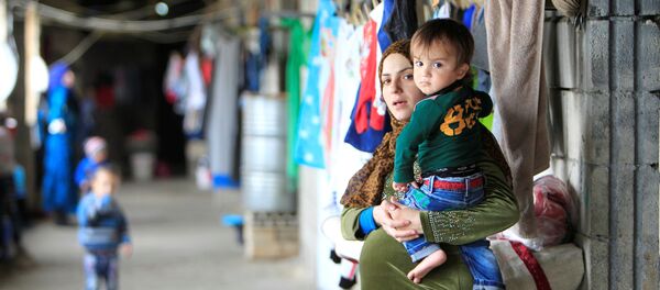 Женщина с детьми в лагере для мигрантов, архивное фото - Sputnik Беларусь