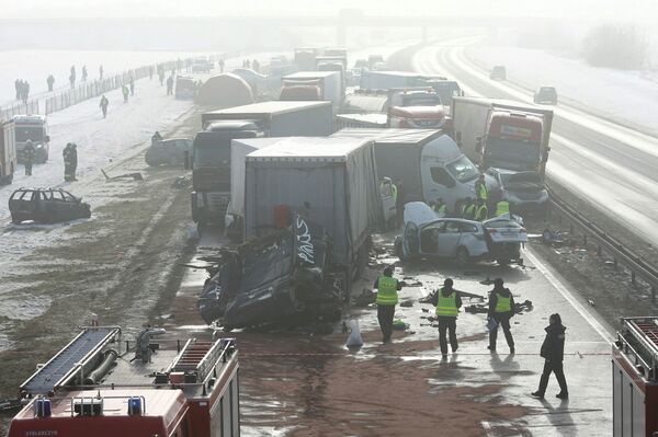 Столкновение автомобилей на шоссе A1 недалеко от Лодзи, Польша  - Sputnik Беларусь