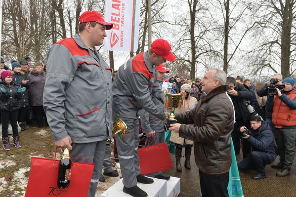 Награждение победителей тракторного ралли Париж - Мосар - Sputnik Беларусь