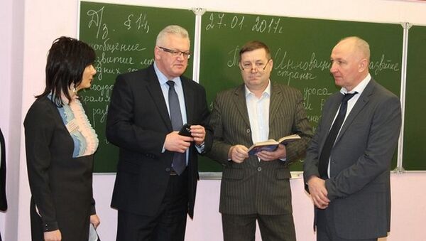 Министр образования Игорь Карпенко во время рабочей поездки по Брестчине - Sputnik Беларусь