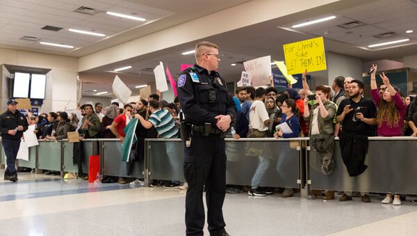 Международный аэропорт Даллас: акция протеста - Sputnik Беларусь