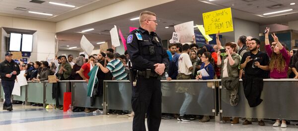 Международный аэропорт Даллас: акция протеста - Sputnik Беларусь