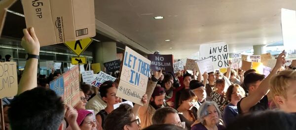 Указ Трампа о мигрантах вызвал протесты в США и негодование в мире - Sputnik Беларусь