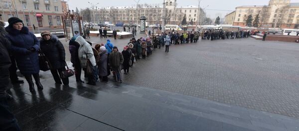 Огромная очередь образовалась у филармонии перед прощанием с Тихановичем - Sputnik Беларусь