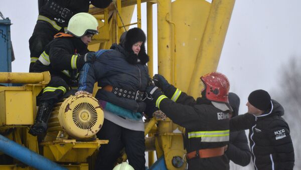Протестовавшую минчанку спасатели снимают с подъемного крана - Sputnik Беларусь