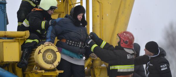 Протестовавшую минчанку спасатели снимают с подъемного крана - Sputnik Беларусь
