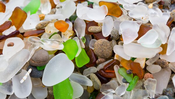 Стеклянные камешки на пляже - Sputnik Беларусь