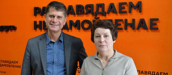 Директор Национального исторического музея Беларуси Олег Рыжков и заведующая фондовым отделом Музея истории театральной и музыкальной культуры Татьяна Бушева - Sputnik Беларусь