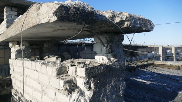 Поврежденная крыша жилого здания в Донецке, пострадавшая в результате обстрела украинскими силовиками - Sputnik Беларусь