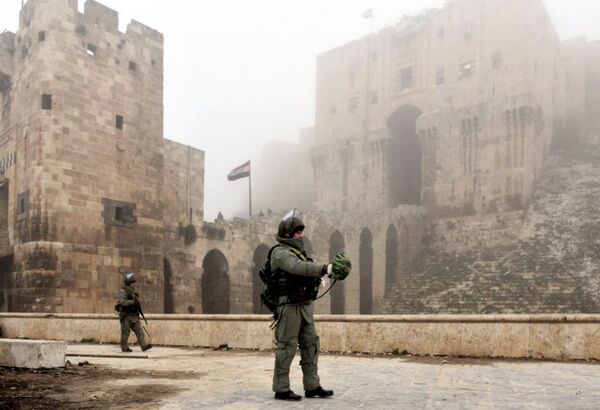 Военнослужащий во время разминирования исторической Цитадели древней крепости Алеппо - Sputnik Беларусь
