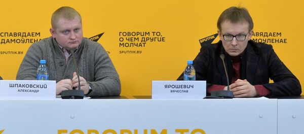 Политолог Александр Шпаковский и экономист Вячеслав Ярошевич Политолог Александр Шпаковский и экономист Вячеслав Ярошевич - Sputnik Беларусь