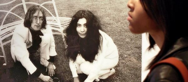 На выставе фота Ёкі Оны і Джона Ленана На выставе фота Ёкі Оны і Джона Ленана - Sputnik Беларусь