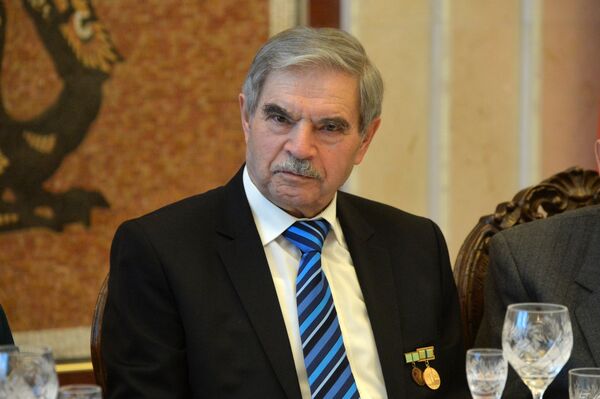 Аркадий Лебенсон уверен, что выжил в осажденном городе потому, что его подкармливали милиционеры, а он в благодарность пел для них - Sputnik Беларусь