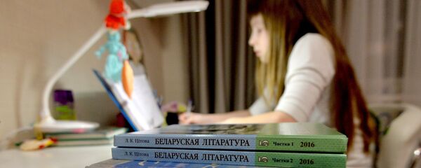 Школьніца вучыць урокі Школьніца вучыць урокі - Sputnik Беларусь