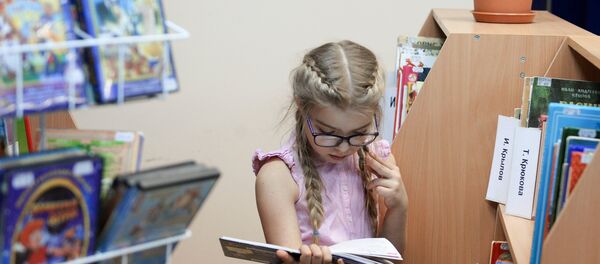 Девочка читает в библиотеке - Sputnik Беларусь