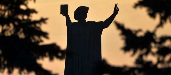 Помнік Францыску Скарыну ля Нацыянальнай бібліятэкі Беларусі - Sputnik Беларусь