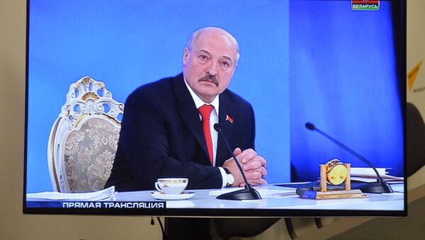 Лукашенко слушает вопрос Романчука - Sputnik Беларусь