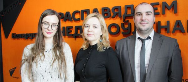 Организаторы барной викторины Алеся Гурская-Таболич, Ирина Чеснок и Вадим Жидович Организаторы барной викторины Алеся Гурская-Таболич, Ирина Чеснок и Вадим Жидович - Sputnik Беларусь