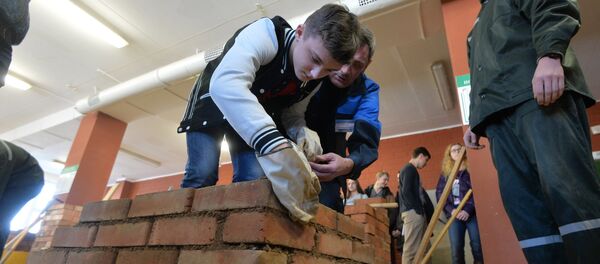 Каменщики тренируются делать кладку в лицее Каменщики тренируются делать кладку в лицее - Sputnik Беларусь