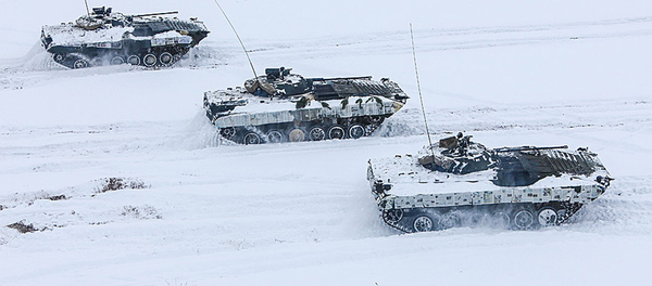 Военнослужащие 11‑й отдельной гвардейской механизированной бригады ВС Беларуси обклеили БМП-2 газетами - Sputnik Беларусь