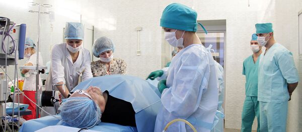 К эндоскопии готовят пациента, приехавшего на обследование из Смоленска - Sputnik Беларусь