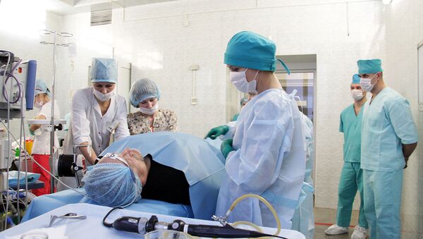 К эндоскопии готовят пациента, приехавшего на обследование из Смоленска - Sputnik Беларусь
