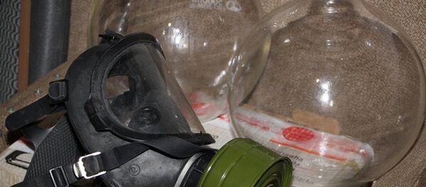 Колбы и противогаз задержанных - Sputnik Беларусь