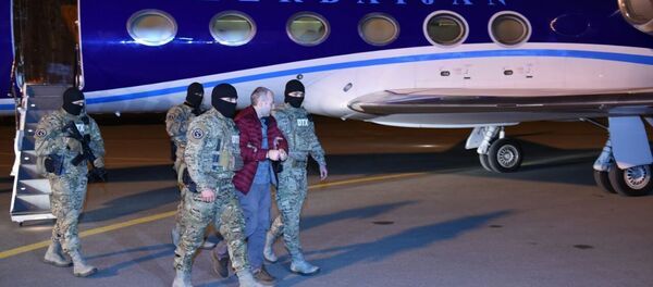 Блогер Лапшин в сопровождении правоохранителей в аэропорту Баку Блогер Лапшин в сопровождении правоохранителей в аэропорту Баку - Sputnik Беларусь