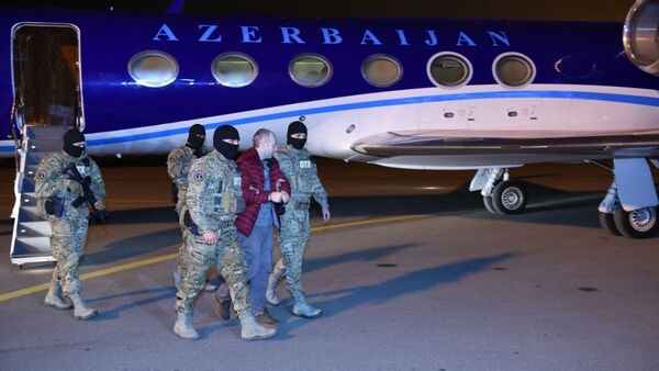 Блогер Лапшин в сопровождении правоохранителей в аэропорту Баку - Sputnik Беларусь