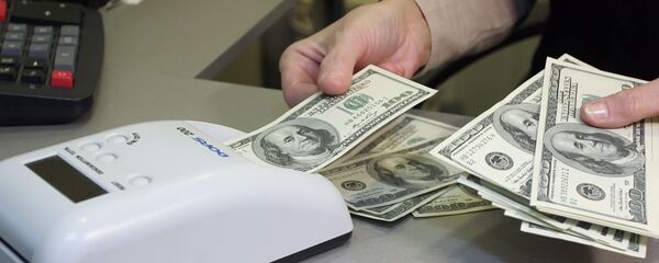 Проверка долларов на подлинность - Sputnik Беларусь