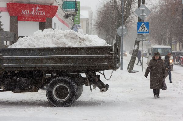 Уборка снега в Бресте Уборка снега в Бресте - Sputnik Беларусь