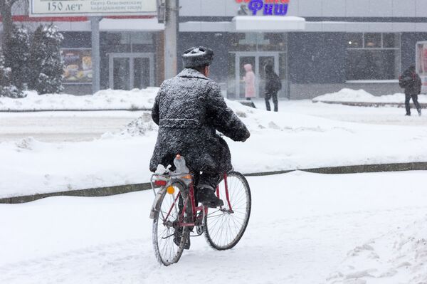 Погода не мешает жителям города передвигаться на двухколесном транспорте Погода не мешает жителям города передвигаться на двухколесном транспорте - Sputnik Беларусь