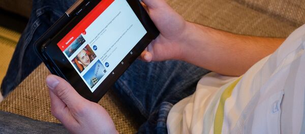 Молодой человек с планшетом - Sputnik Беларусь