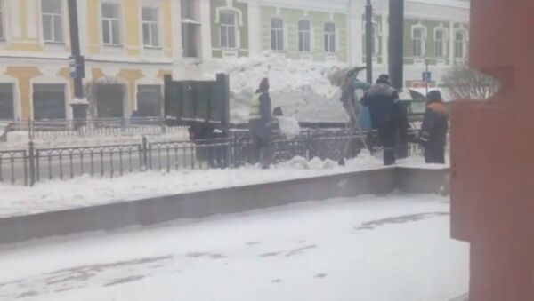 У Омску камунальнікі раскідалі снег з машыны назад на вуліцу - Sputnik Беларусь