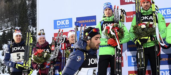 Француз Мартен Фуркад покидает церемонию награждения в Хохфильцене Француз Мартен Фуркад покидает церемонию награждения в Хохфильцене - Sputnik Беларусь