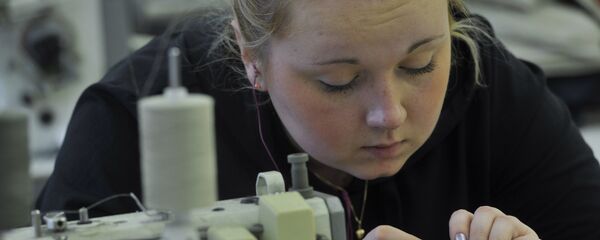 Сотрудница пошивочного цеха - Sputnik Беларусь