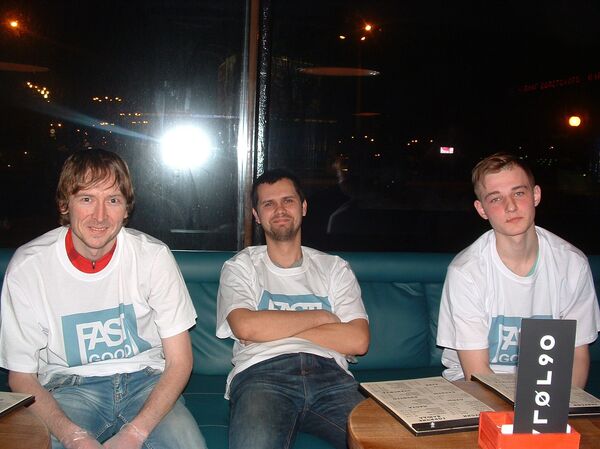 Участники готовятся к соревнованиям. Слева направо: пришедший поесть Илья, Олег, которому нужен был приз, и Сергей, желавший просто потусить - Sputnik Беларусь