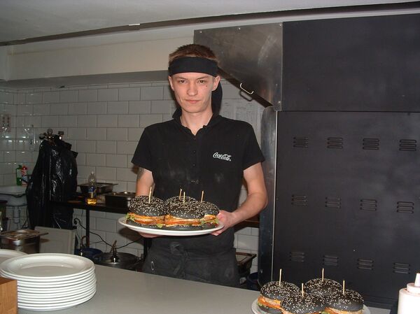 Повар, приготовивший фирменные гамбургеры к соревнованию - Sputnik Беларусь