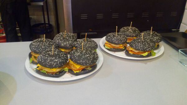 Фирменные гамбургеры, которые предстояло съесть участникам, были поистине огромны - Sputnik Беларусь