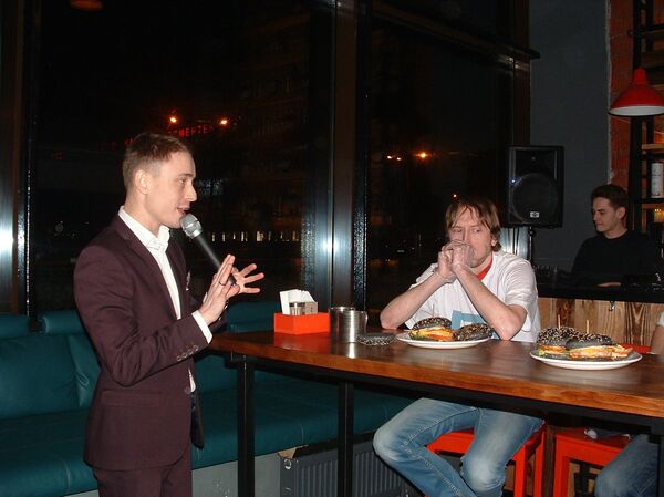 Ведущий Александр Коренман подбадривал участников во время состязания - Sputnik Беларусь