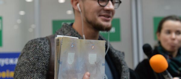Гражданин Литвы демонстрирует страницу в паспорте без визы - Sputnik Беларусь
