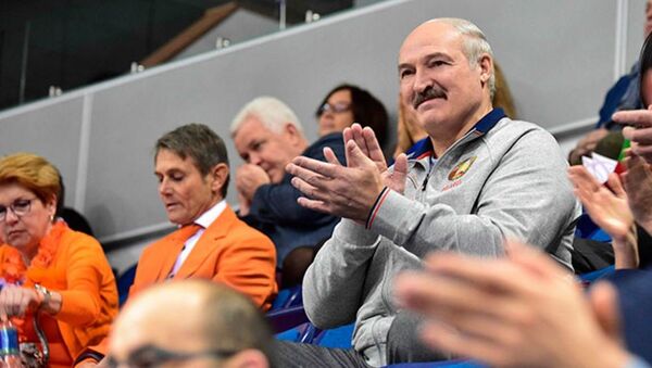 Президент Александр Лукашенко наблюдает а игрой женской сборной Беларуси по теннису - Sputnik Беларусь