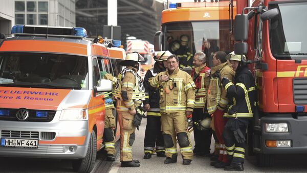 Пожарные-спасатели на месте происшествия в аэропорту Гамбурга - Sputnik Беларусь