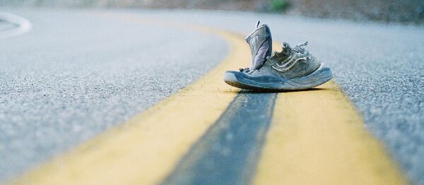 Ботинок на дороге, архивное фото - Sputnik Беларусь